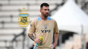 Lionel Messi looks serious during training while the Argentina national team badge is next to him. (Source: Messi Xtra X)