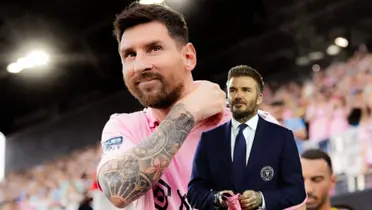 Lionel Messi smiles with the Inter Miami jersey on and David Beckham looks serious. (Source: MLS.com, Live Score)