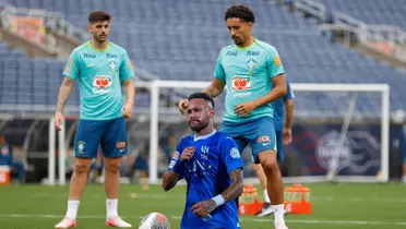 Neymar pulls his Al Hilal jersey while Marquinhos and Beraldo are training for Brazil. (Source: CBF, Al Hilal)